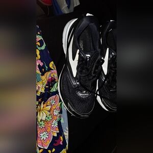 Brooks Women's Black and White Athletic Shoes